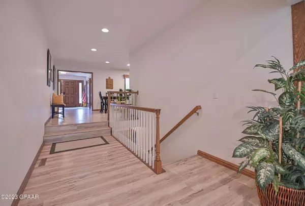 6415 LAKE Drive, Grand Forks, ND 58201