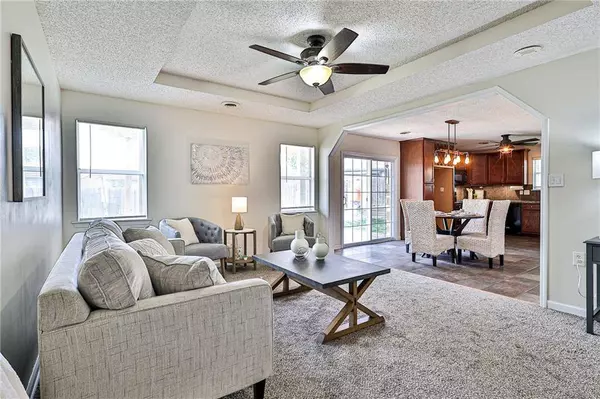 214 Pebblebrook LN, Grain Valley, MO 64029