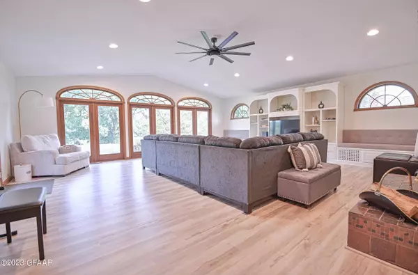 6415 LAKE Drive, Grand Forks, ND 58201