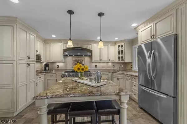 1 Sturwood Dr, Hillsborough Twp., NJ 08844