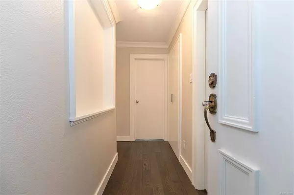 1525 Hillside Ave #305, Victoria, BC V8T 2C1