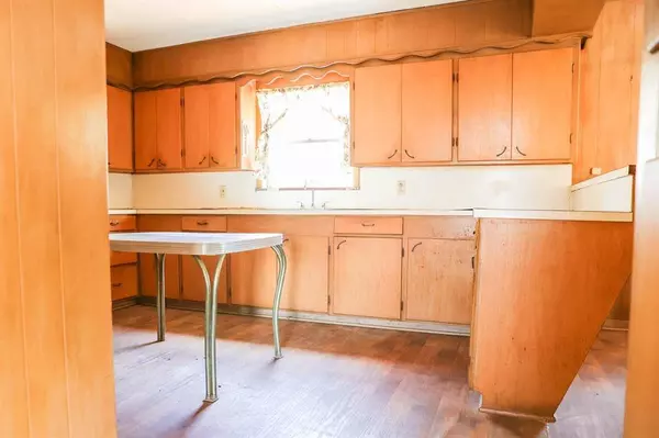 704 Kessler AVE, Schulenburg, TX 78956