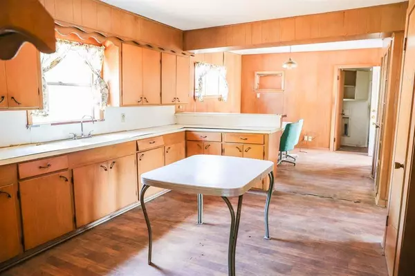 704 Kessler AVE, Schulenburg, TX 78956