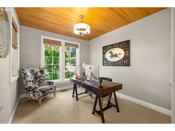 4688 UPPER DR, Lake Oswego, OR 97035
