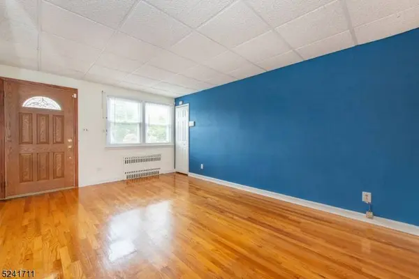 21 Lockwood Dr, Clifton City, NJ 07013