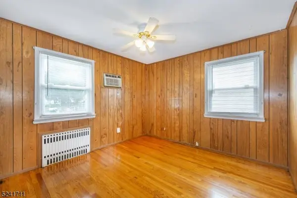 21 Lockwood Dr, Clifton City, NJ 07013