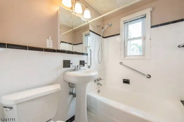 21 Lockwood Dr, Clifton City, NJ 07013