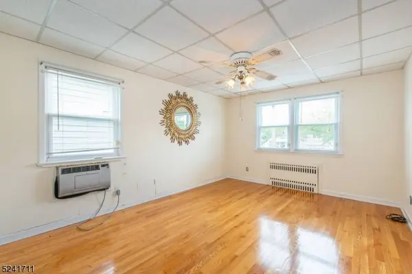 21 Lockwood Dr, Clifton City, NJ 07013