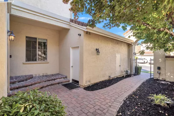 2070 Canyon Lakes Dr, San Ramon, CA 94582