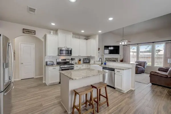 6511 Canyon Mist LN, Dickinson, TX 77539