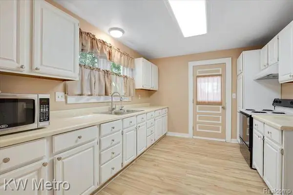 1331 SOUTH Boulevard W, Troy, MI 48098