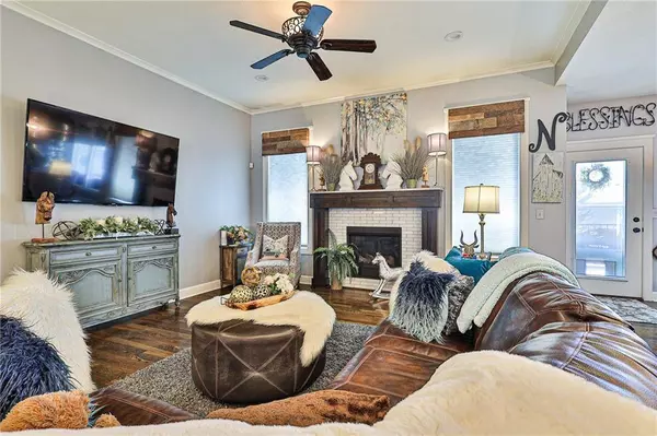 4129 S Eagle Point CT, Blue Springs, MO 64015