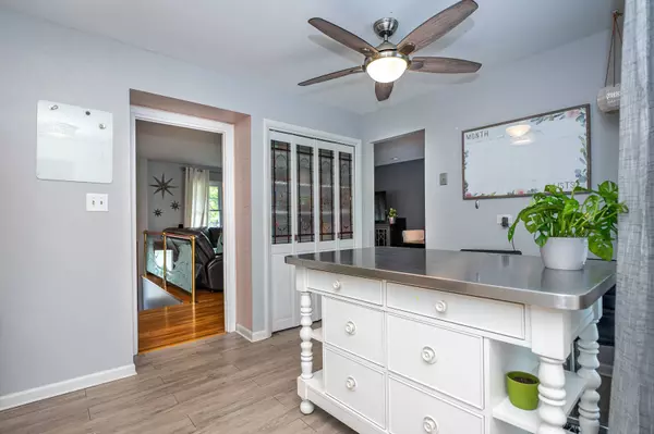 21W205 Ahlstrand RD, Lombard, IL 60148