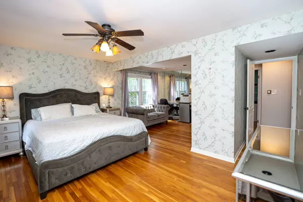 21W205 Ahlstrand RD, Lombard, IL 60148