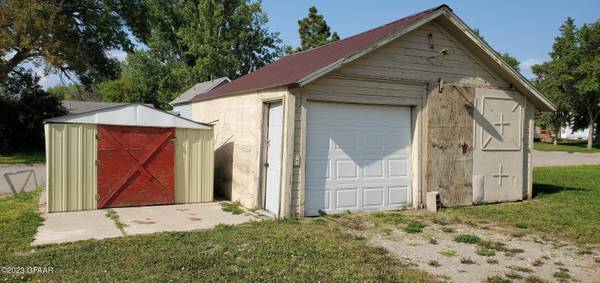 1221 3RD Avenue NW, Devils Lake, ND 58301