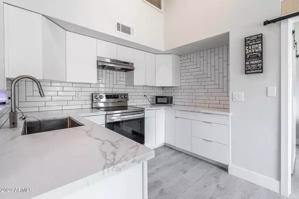 2111 W MOHAWK Lane, Phoenix, AZ 85027