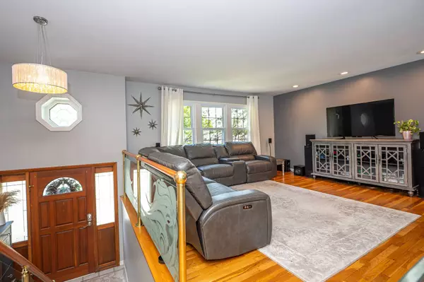 21W205 Ahlstrand RD, Lombard, IL 60148