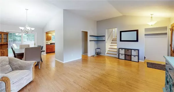 3466 Tree LN, North Olmsted, OH 44070