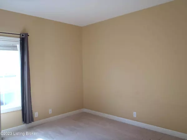 6606 Keeling Park Dr, Louisville, KY 40291