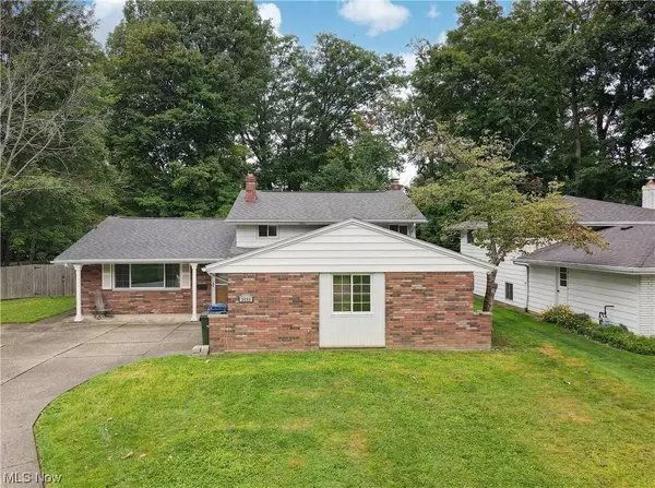 3466 Tree LN, North Olmsted, OH 44070