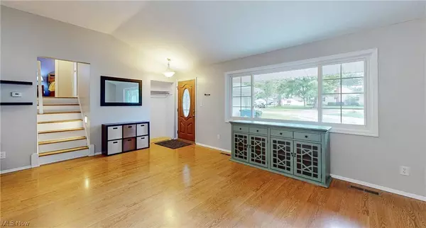 3466 Tree LN, North Olmsted, OH 44070