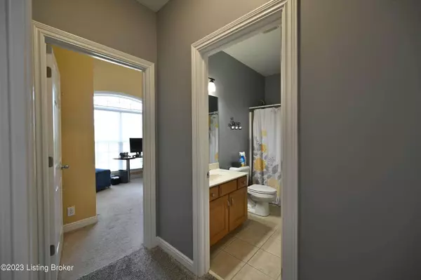 6606 Keeling Park Dr, Louisville, KY 40291