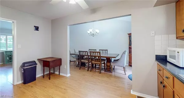 3466 Tree LN, North Olmsted, OH 44070