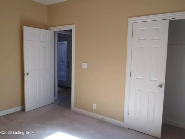 6606 Keeling Park Dr, Louisville, KY 40291