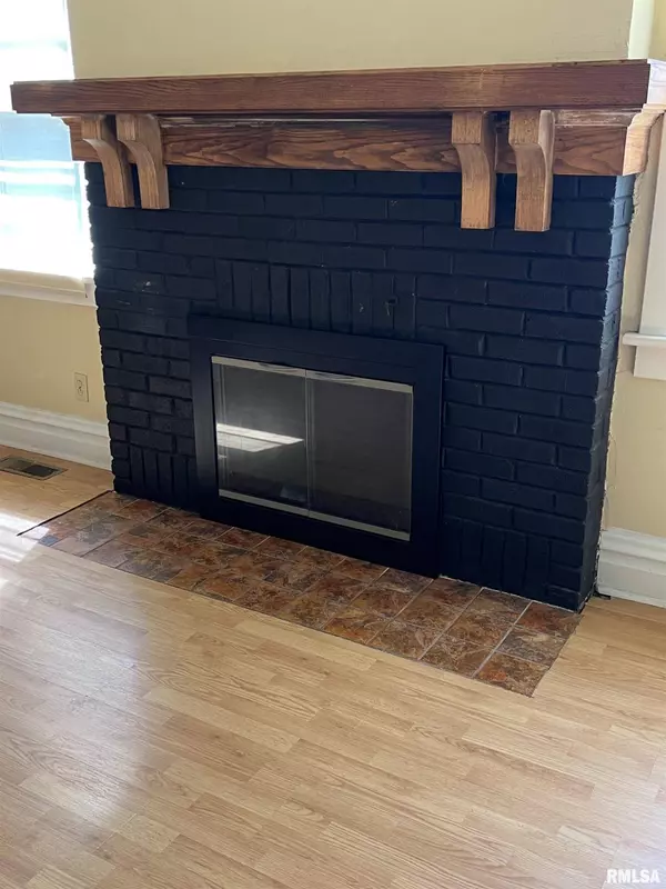 2400 N DELAWARE AVE, Peoria, IL 61603