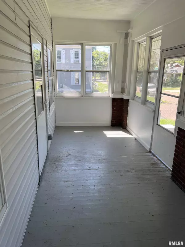 2400 N DELAWARE AVE, Peoria, IL 61603