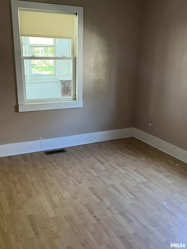 2400 N DELAWARE AVE, Peoria, IL 61603