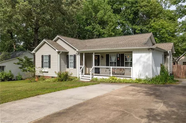 3 Oak Meadow LN, Thomasville, NC 27360