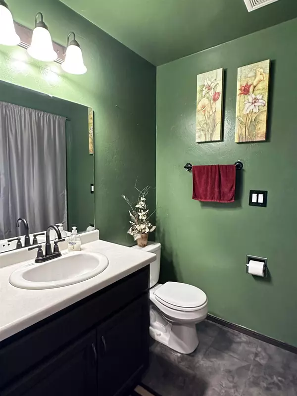 2520 MAPLE GROVE DR, Neenah, WI 54956