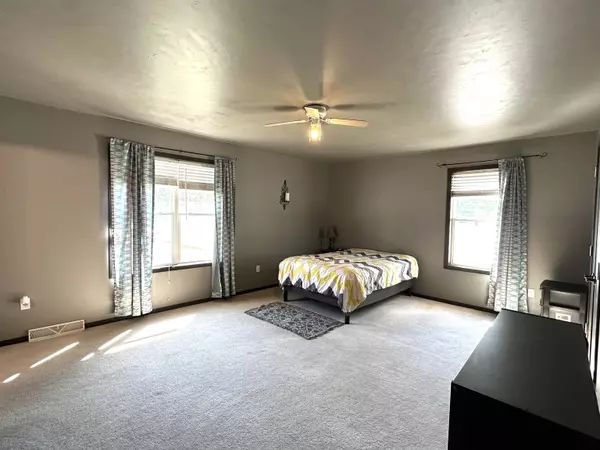 2520 MAPLE GROVE DR, Neenah, WI 54956