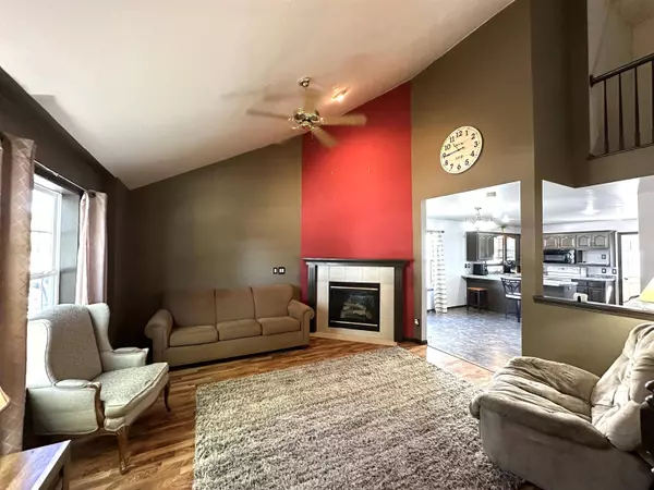 2520 MAPLE GROVE DR, Neenah, WI 54956