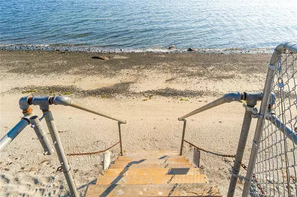 6115 Island Hwy W, Qualicum Beach, BC V9K 2E2