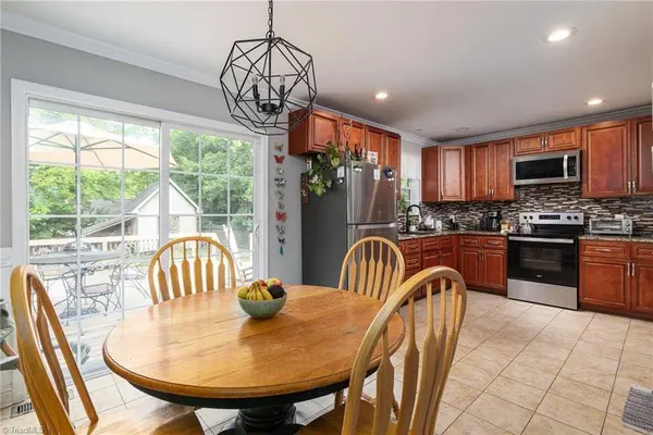 3 Oak Meadow LN, Thomasville, NC 27360