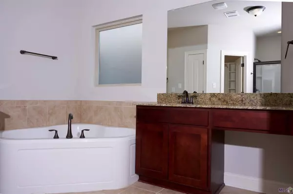 18032 RIVER LANDING DR, Prairieville, LA 70769