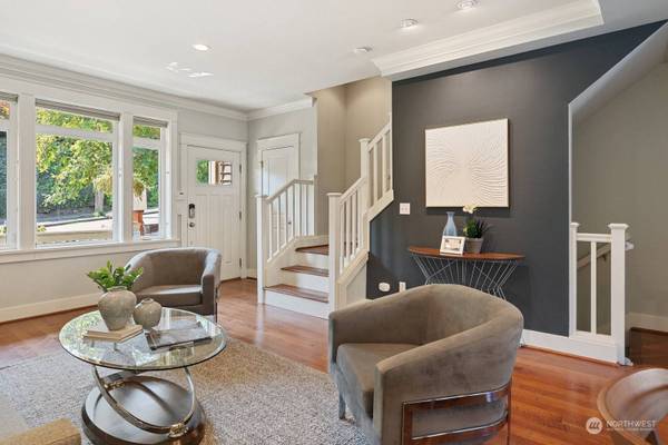 18 A W Etruria ST, Seattle, WA 98119