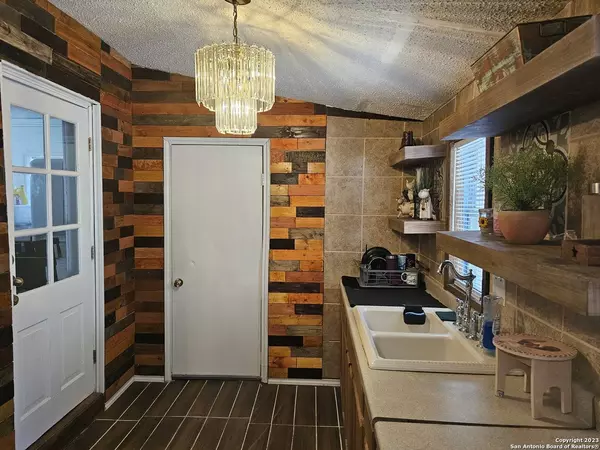 327 MADERO ST, San Antonio, TX 78207-7640