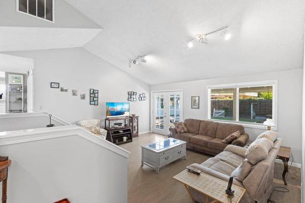727 Sandra Ln, Central Point, OR 97502