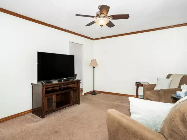 206 Oakwood Drive, Shorewood, IL 60404