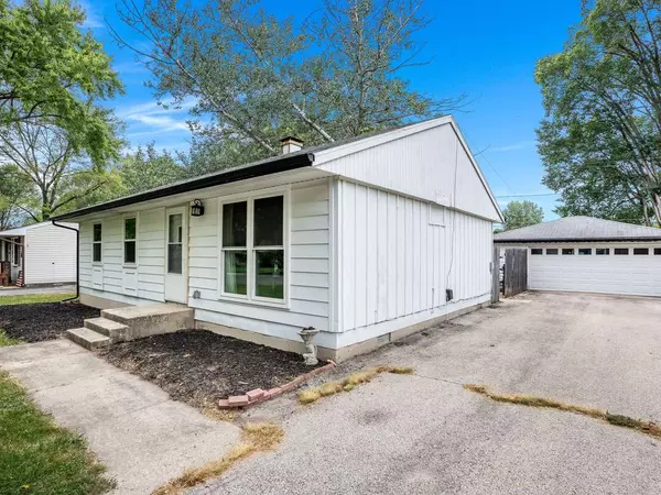 206 Oakwood DR, Shorewood, IL 60404