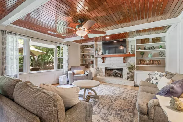 155 Oak Knoll WAY, Roswell, GA 30075