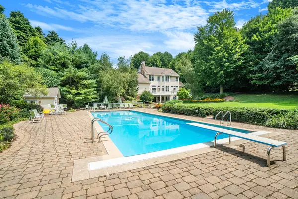 6446 Oakridge Drive, Holland, MI 49423