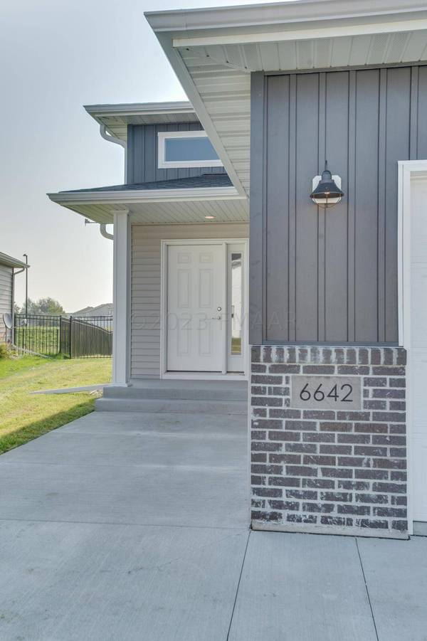 6642 TORONTO Drive S, Fargo, ND 58104
