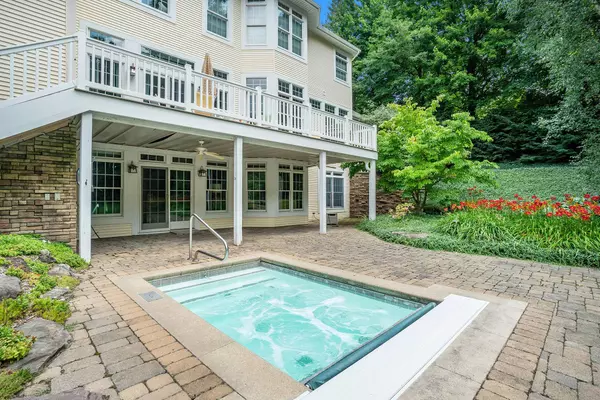 6446 Oakridge Drive, Holland, MI 49423