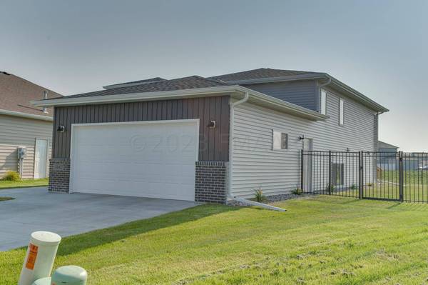 6642 TORONTO Drive S, Fargo, ND 58104