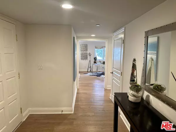 11842 Darlington Ave #101, Los Angeles, CA 90049