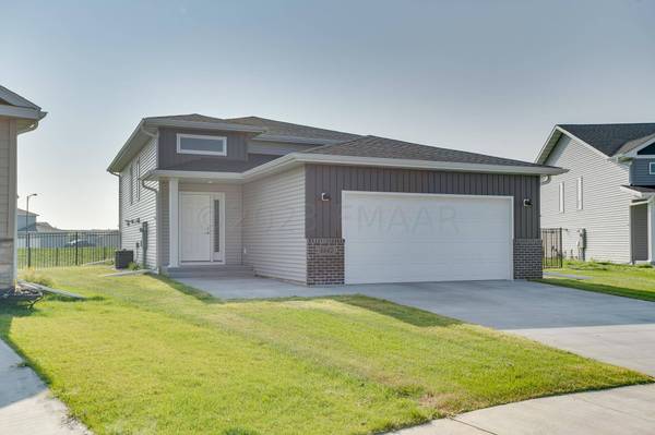 6642 TORONTO Drive S, Fargo, ND 58104